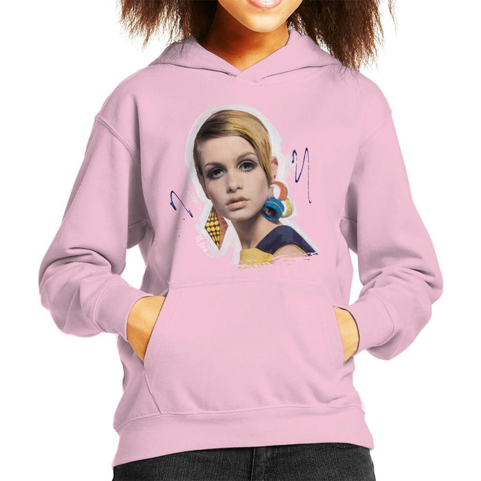 Sidney Maurer Original Portrait Of Twiggy Kids Hooded Sweatshirt - X-Small (3-4 yrs) / Light Pink - Kids Boys Hooded Sweatshirt